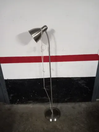 Lámpara de pie de aluminio