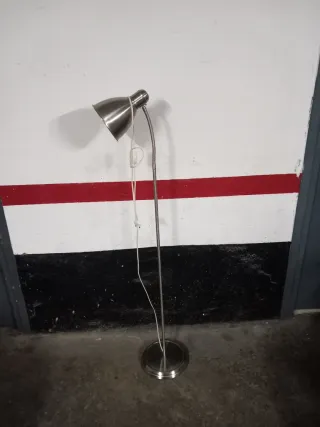 Lámpara de pie de aluminio