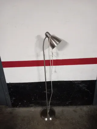 Lámpara de pie de aluminio