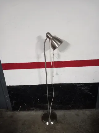 Lámpara de pie de aluminio
