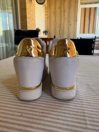 Skechers Blancas y Doradas