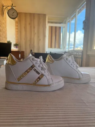 Skechers Blancas y Doradas