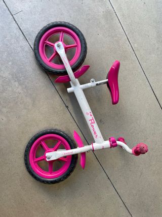 Bicicletta senza pedali rosa.