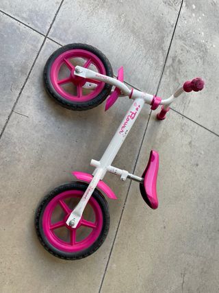 Bicicletta senza pedali rosa.