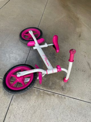 Bicicletta senza pedali rosa.