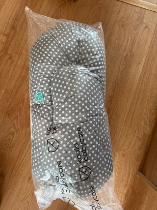 Cojín de lactancia gris lunares