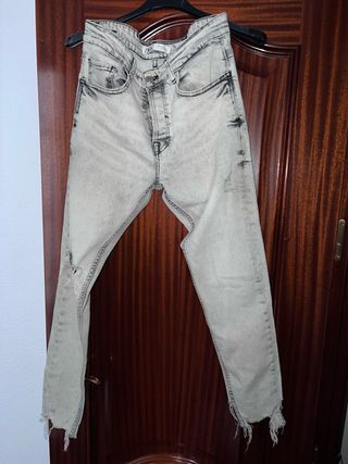 Pantalón vaquero ZARA hombre gris desgastado