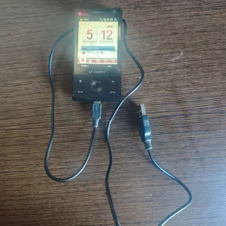 Móvil vintage HTC con  cargador y Batería