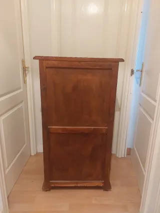 Cómoda alta de madera