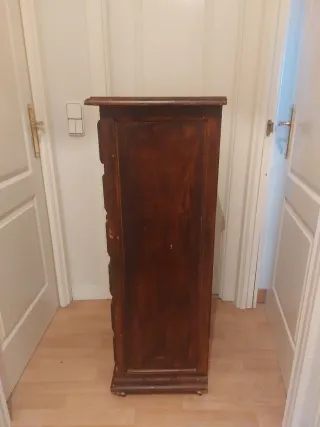 Cómoda alta de madera