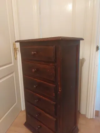 Cómoda alta de madera