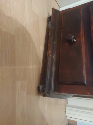 Cómoda alta de madera