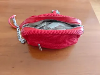Bolso rojo con cadena