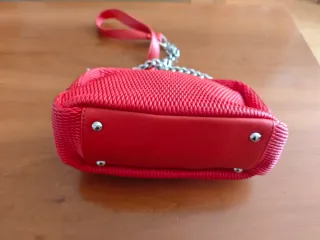 Bolso rojo con cadena