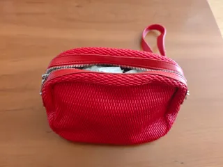 Bolso rojo con cadena