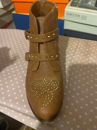 Botín marrón con tachuelas y hebillas