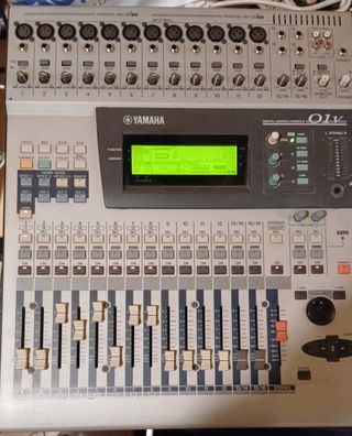 Mesa de mezclas digital Yamaha 01V