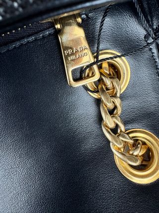 Bolso Prada Negro y Dorado