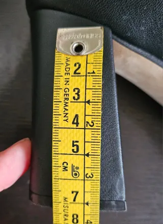 Stivaletti Sergio Rossi in pelle con fibbia e tacco quadrato