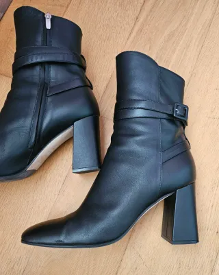 Stivaletti Sergio Rossi in pelle con fibbia e tacco quadrato