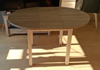 Mesa de salón redonda de madera