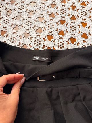 Falda pantalón negra con cinturón