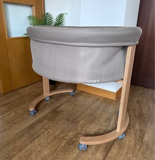 Minicuna SMART con ruedas color café con colchón 