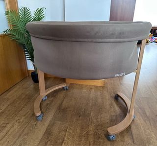 Minicuna SMART con ruedas color café con colchón 