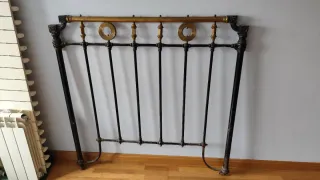 Cabecero de forja y latón