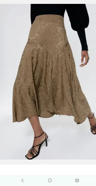 Falda Zara dorada estampada