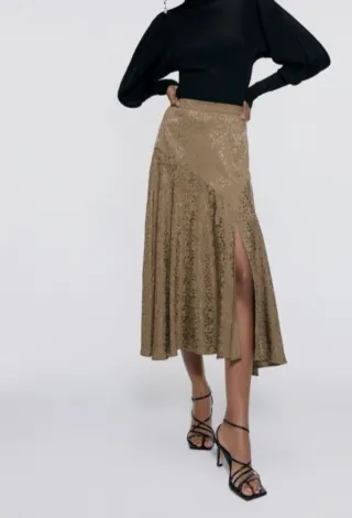 Falda Zara dorada estampada