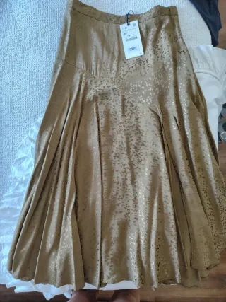 Falda Zara dorada estampada