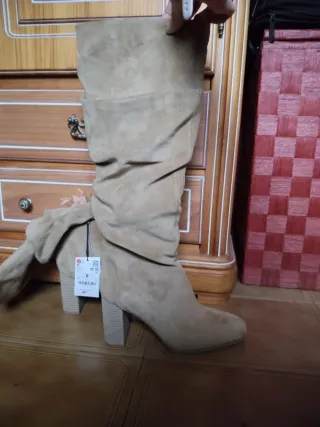 Botas de tacón altas ante beige