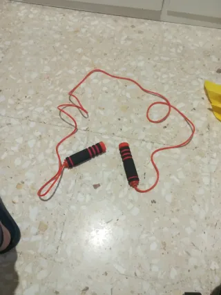 Comba para saltar roja