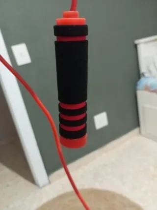 Comba para saltar roja