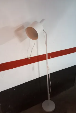 Lámpara de pie blanca