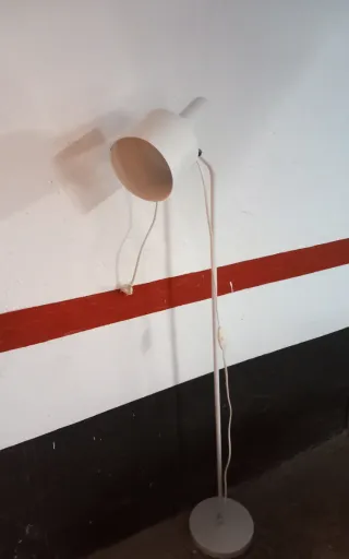 Lámpara de pie blanca