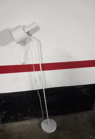 Lámpara de pie blanca
