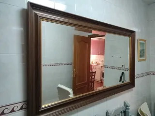 Espejo de madera marrón y dorado