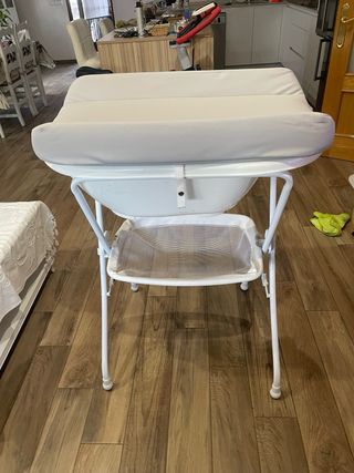 Cambiador de bebé con bañera