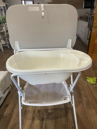 Cambiador de bebé con bañera