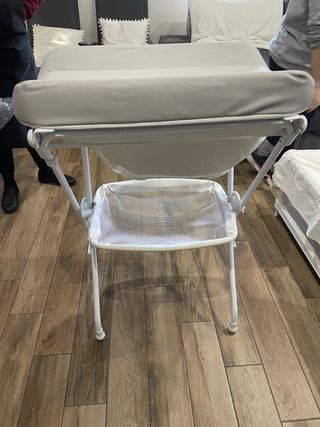 Cambiador de bebé con bañera
