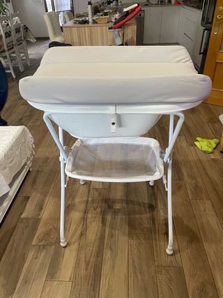 Cambiador de bebé con bañera