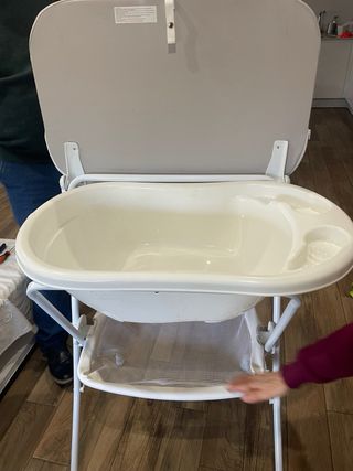 Cambiador de bebé con bañera