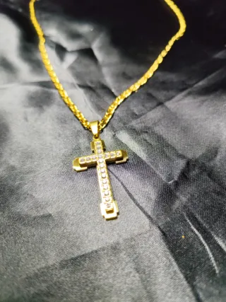 Cadena de oro con colgante de cruz