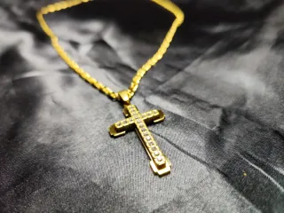 Cadena de oro con colgante de cruz