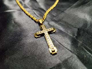 Cadena de oro con colgante de cruz