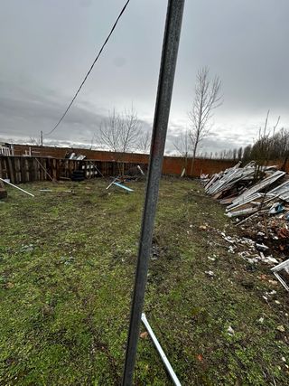 Postes para vallas metálicos y de madera