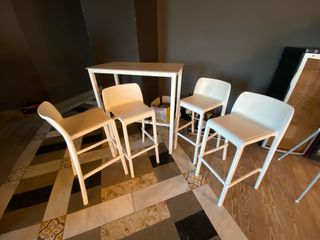 Mesa alta y 4 taburetes resina