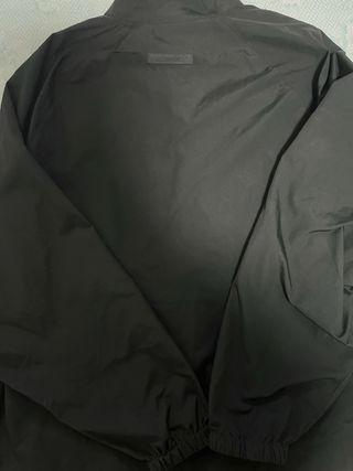 Chaqueta Essentials Negra Media Cremallera